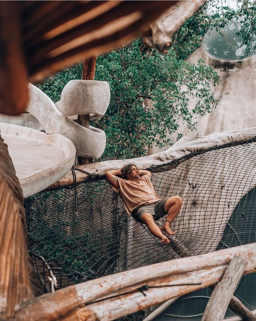 Arquitectura de madera y hamacas suspendidas entre la vegetación en Tulum