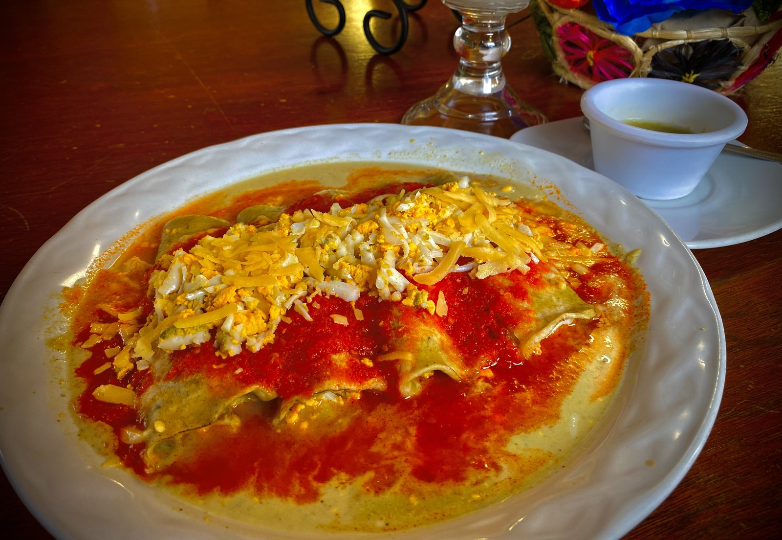 Papadzules cubiertos con salsa de pepita de calabaza y tomate