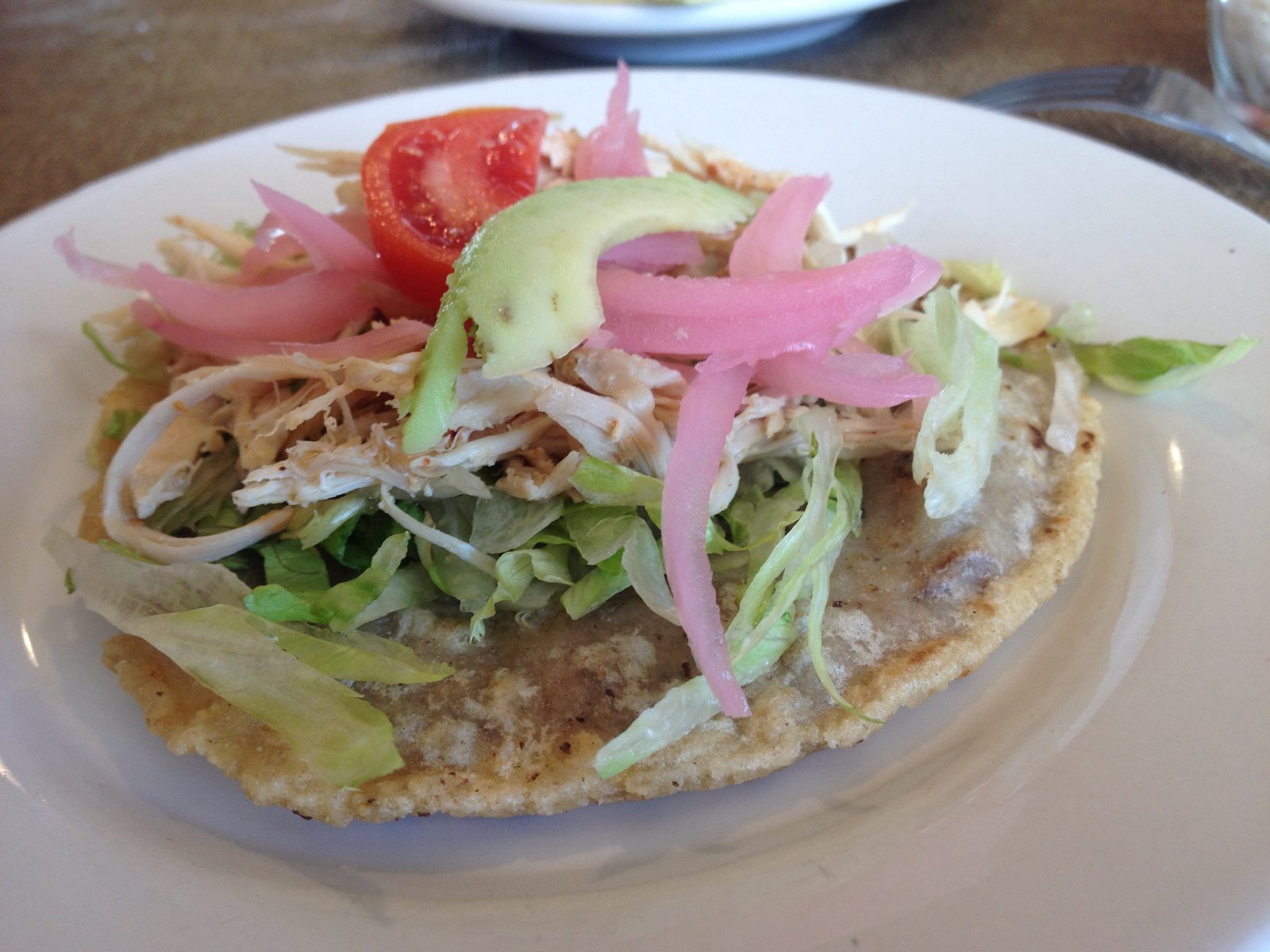 Panucho yucateco con pavo y cebolla morada encurtida