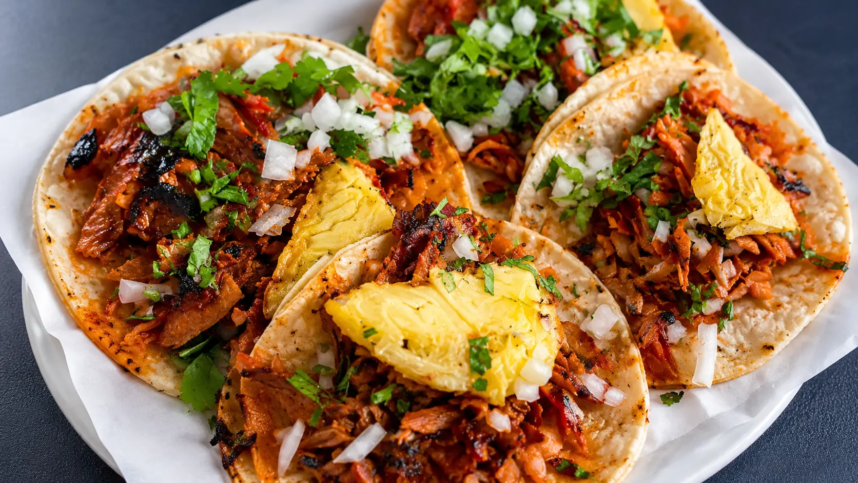 Tacos al pastor recién servidos en Playa del Carmen