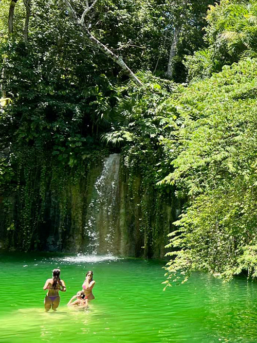 Grupo de viajeros preparados con chaleco y casco antes de una excursión en la selva