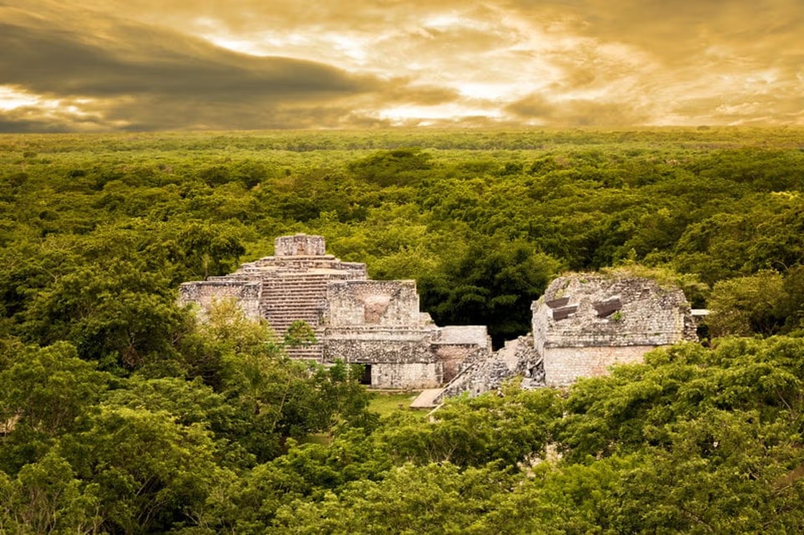 La Acrópolis de Ek Balam vista desde la plaza de la zona arqueológica