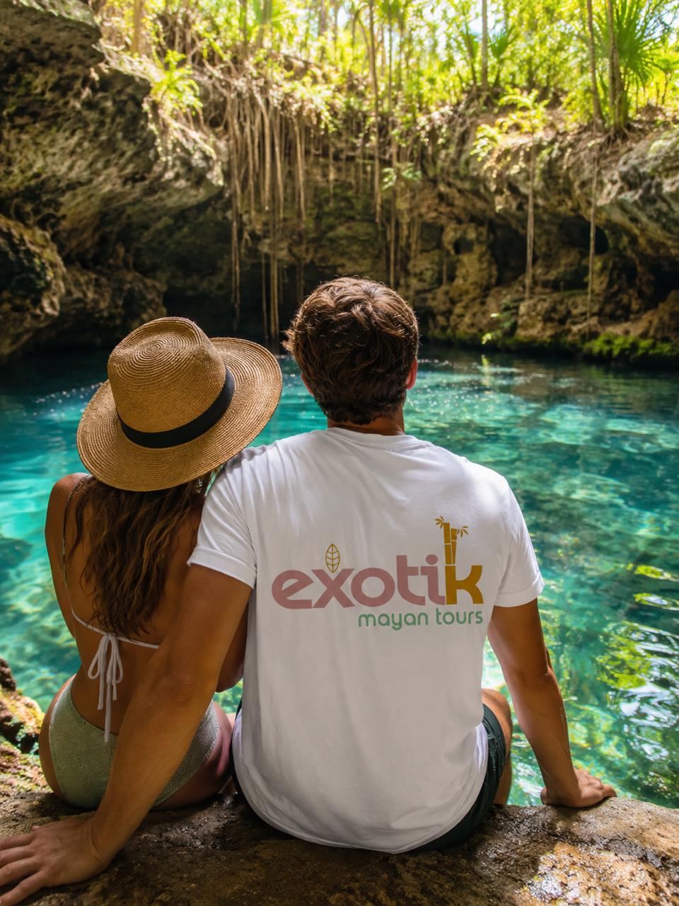 Dos viajeros junto a un cenote rodeado de selva
