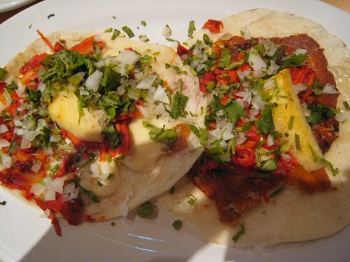 Gringa abierta con carne al pastor, queso, piña, cilantro y cebolla