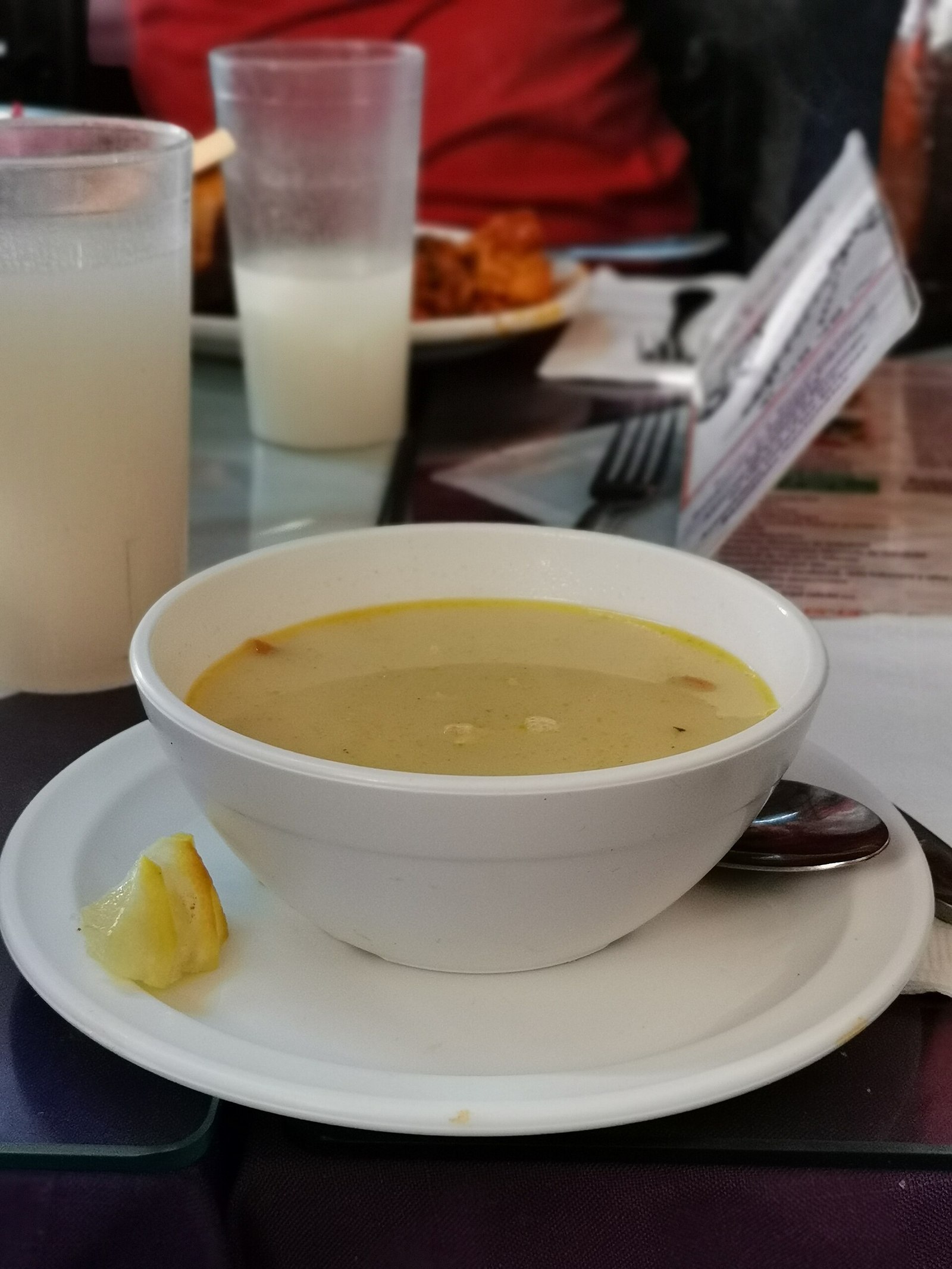 Sopa de lima yucateca servida con lima fresca