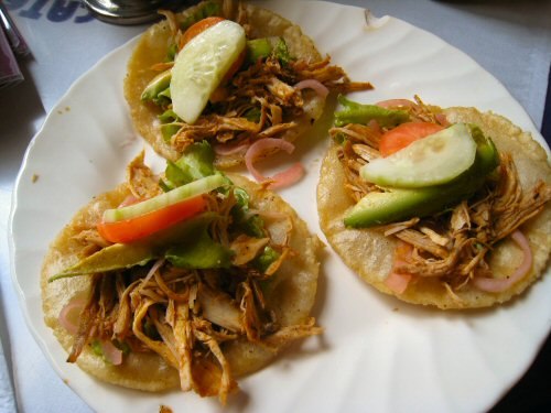 Salbutes yucatecos con carne deshebrada, tomate, aguacate y cebolla