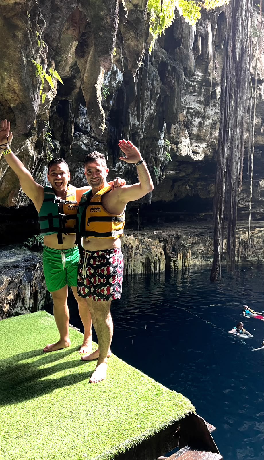 Cenote de caverna con raíces colgantes y agua oscura