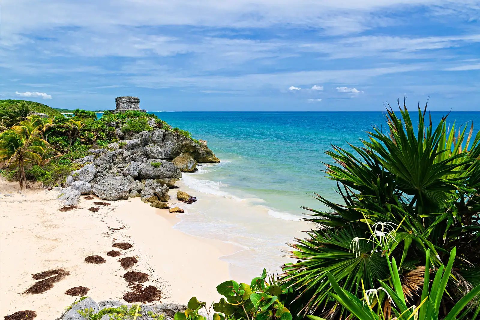 El Castillo de Tulum sobre el acantilado y el mar Caribe