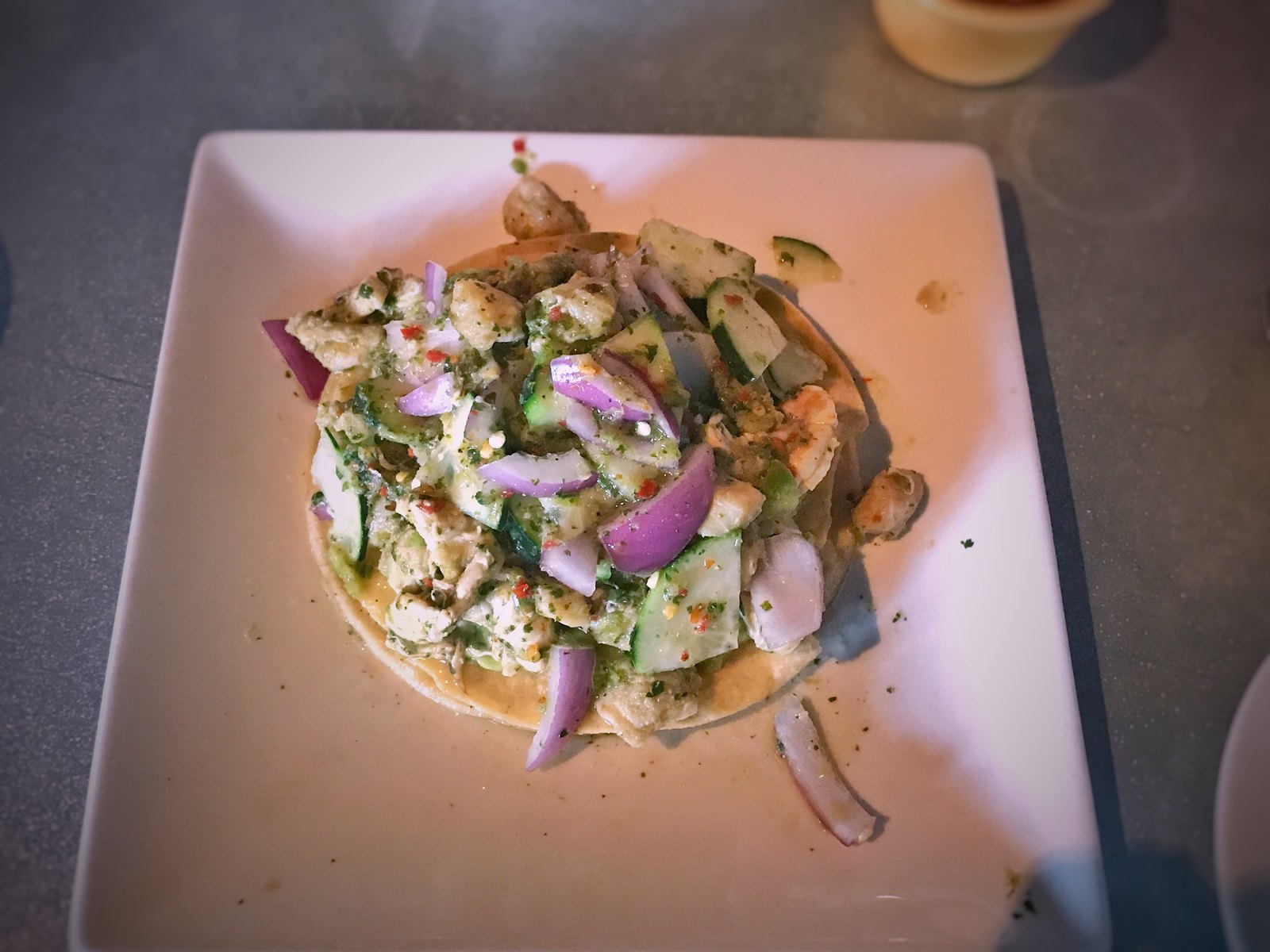 Aguachile de camarón con pepino, cebolla morada y aguacate