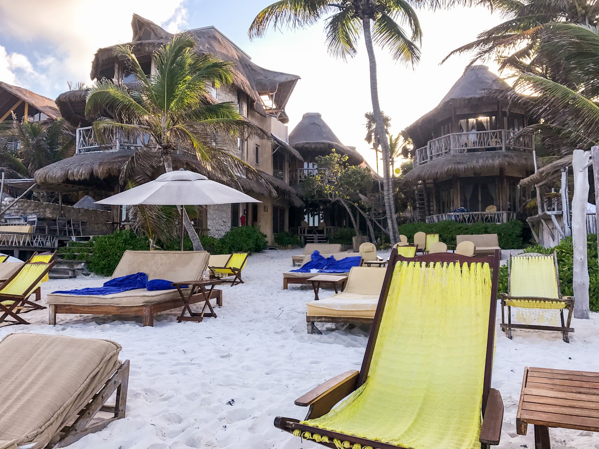Hotel boutique Alaya entre palmeras junto a la playa de la zona hotelera de Tulum