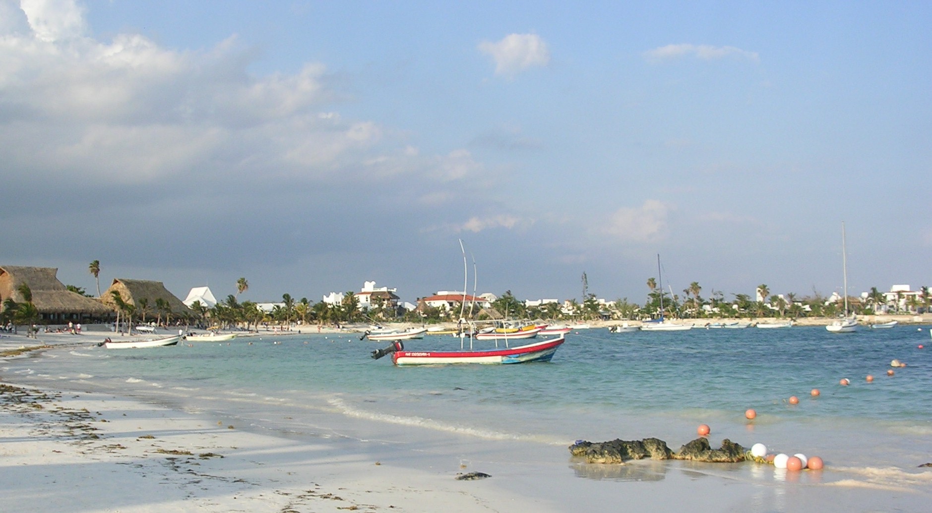 Bahía de Akumal con pequeñas embarcaciones frente a la costa