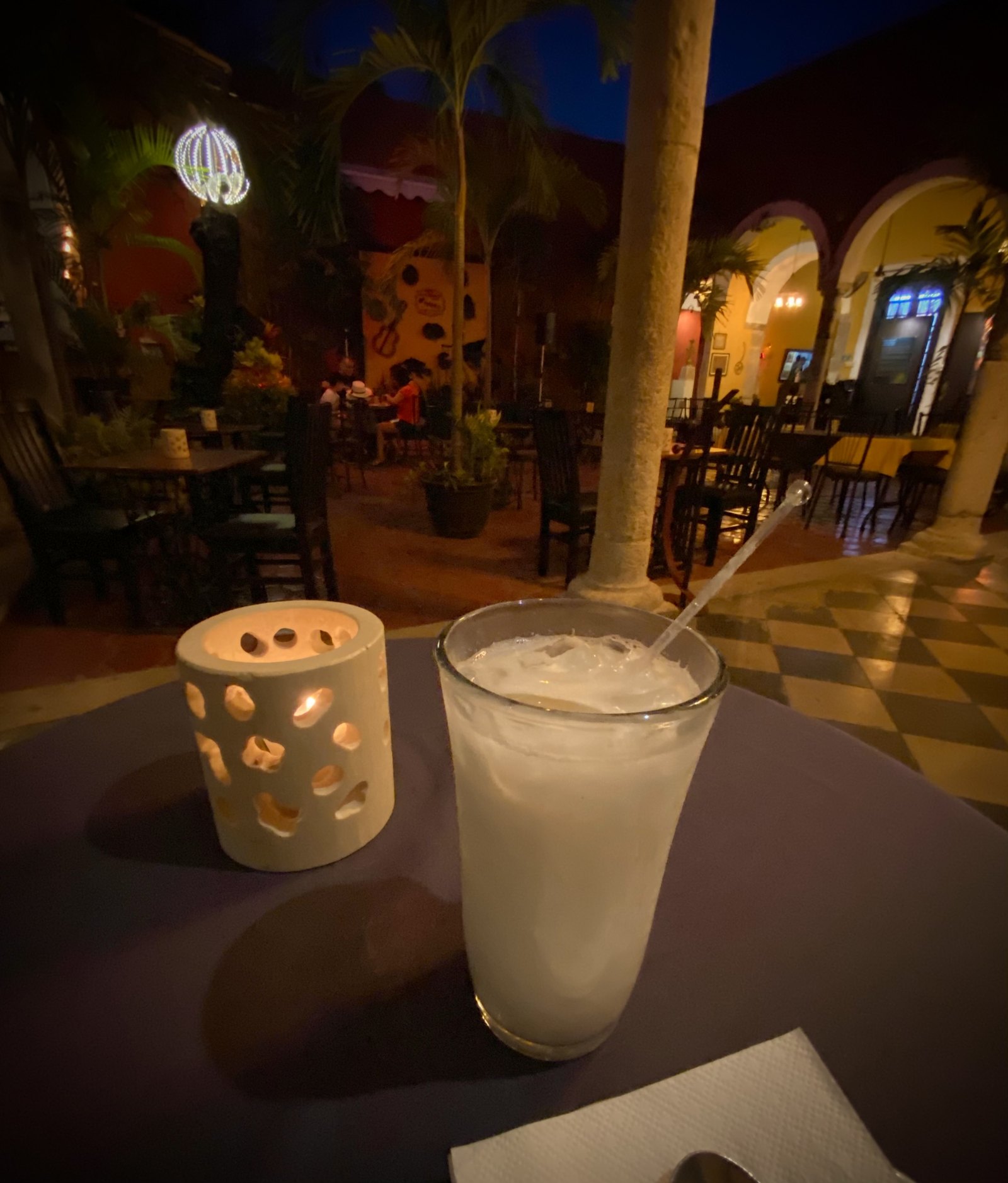 Vaso frío de horchata servido en Mérida, Yucatán