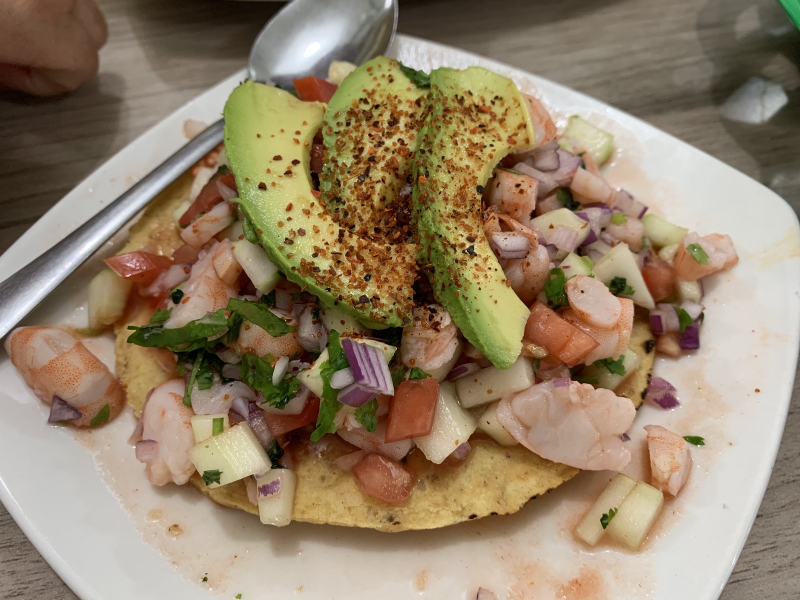 Tostada de ceviche de camarón preparada al estilo mexicano