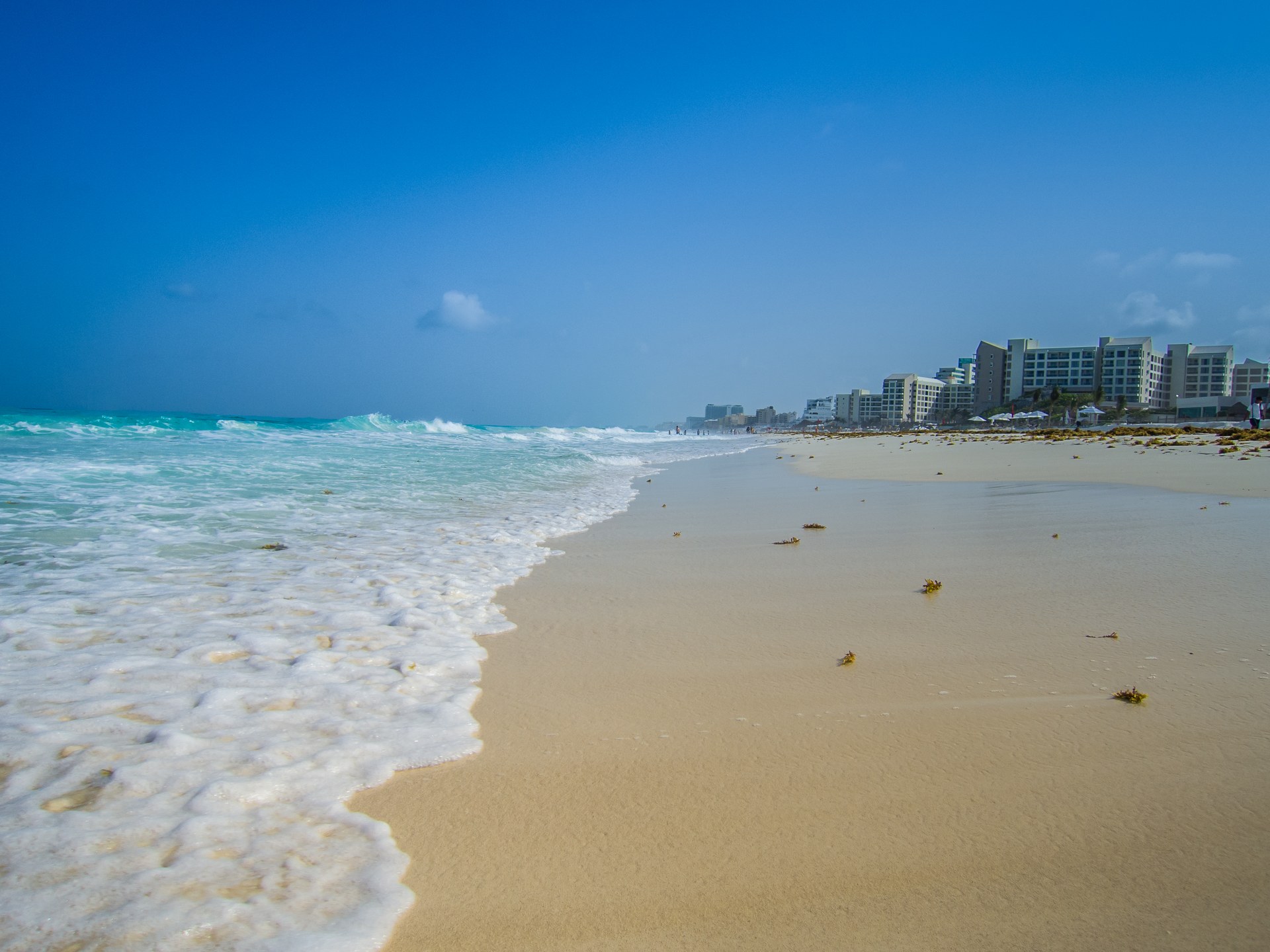 Playa abierta y hoteles de la zona hotelera de Cancún frente al mar Caribe