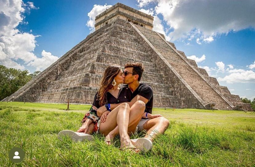 Pirámide de Kukulkán en Chichén Itzá bajo un cielo azul