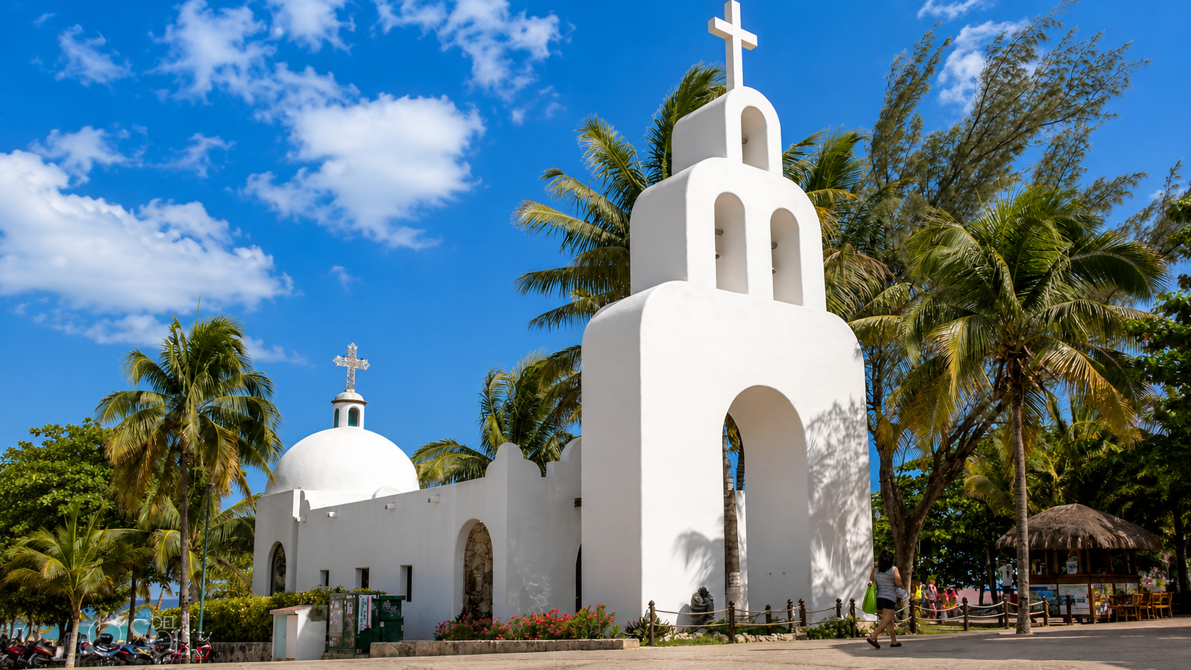 Iglesia de la Virgen del Carmen junto a la Quinta Avenida de Playa del Carmen
