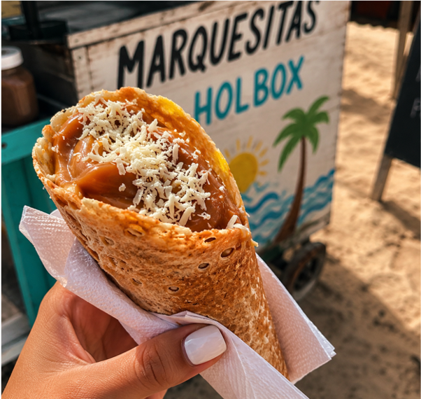 Marquesita recién hecha en un puesto de Holbox