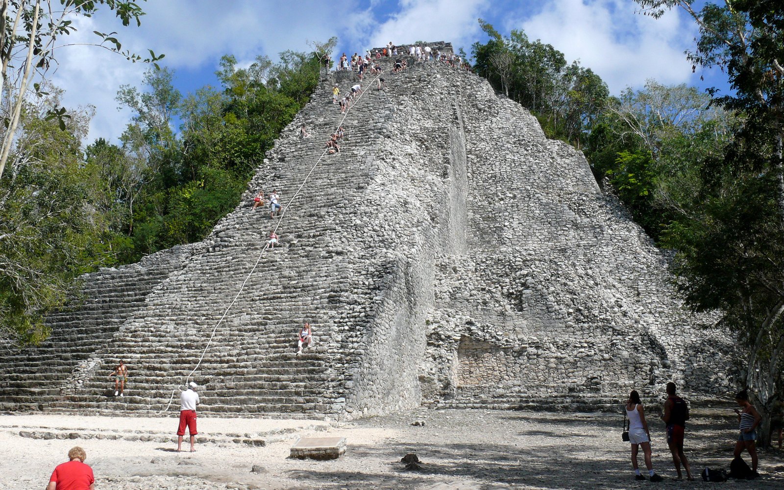 La pirámide de Nohoch Mul en Cobá, la más alta de Yucatán, asomando sobre la selva